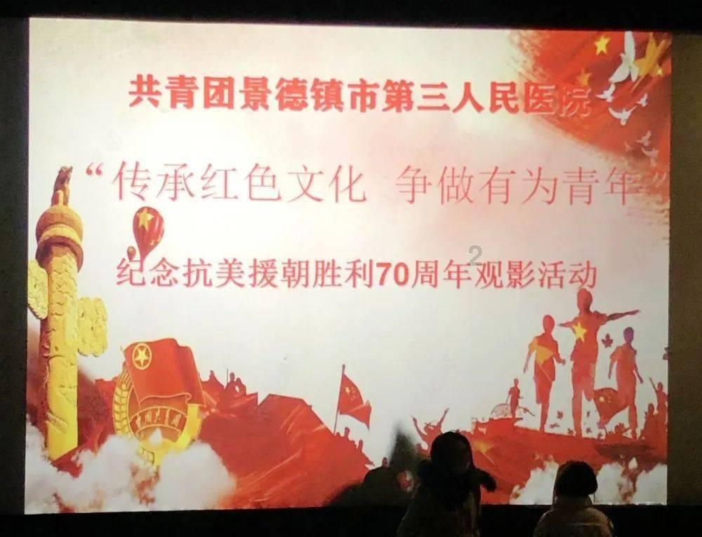 白色短袖搭配深蓝色牛仔裤,既休闲又简约,这样子的一身穿搭你会喜欢吗?-专注分享与交流的红迪网平台